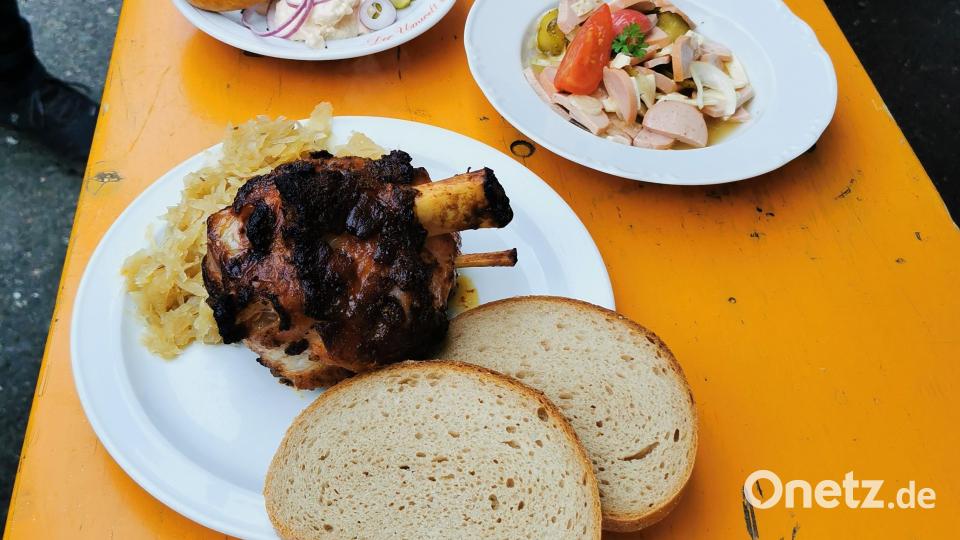 Obazda, Wurstsalat und Schweinshaxe mit Kraut ergeben die richtige Grundlage für den finalen Genuss am Bayerischen Abend der Kirchweih. Bild: hzi