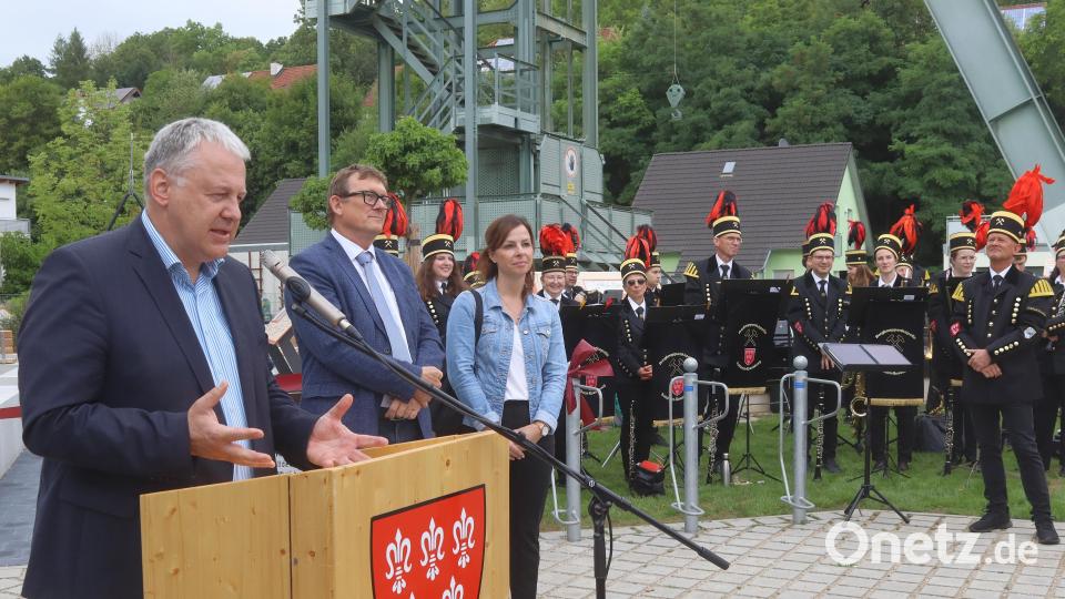Landrat Richard Reisinger (links) stellte Michael Pilz und Claudia Lobenhofer vor, die beim AELF und der LAG Regionalentwicklung Amberg-Sulzbach für die Förderkulisse verantwortlich waren. Bild: mfh