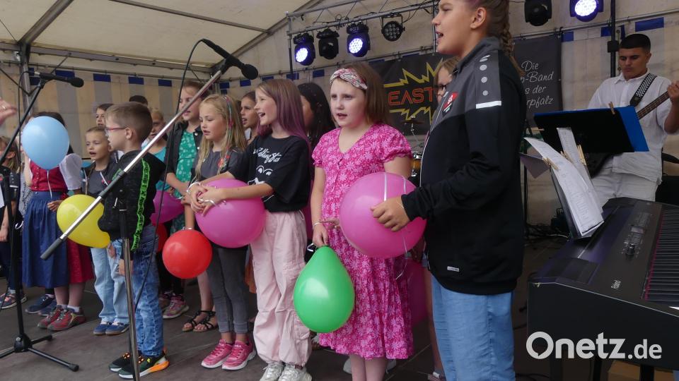 Mit &quot;99 Luftballons&quot; trat der Kinderchor der Musikschule auf. Bild: rn