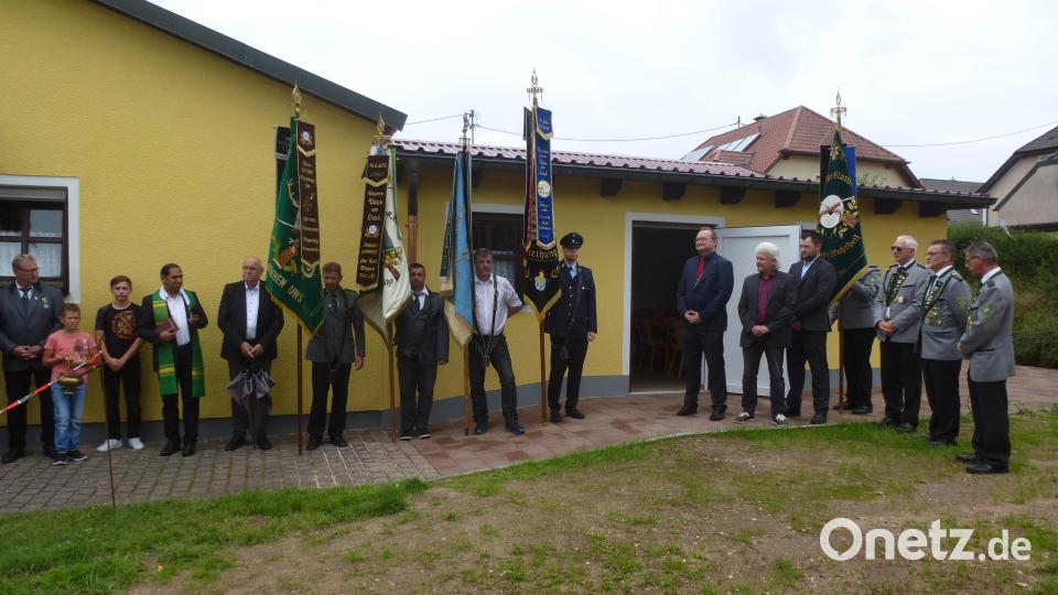 Pfarrer Benny Joseph segnet den Anbau des Vereinsheims der Tanzflecker Schützen. Neben ihm Monsignore Hans Amann. Bild: bk