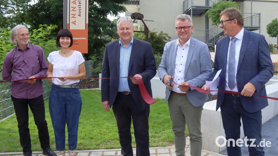 Mit dem Zerschneiden das Bandes übergeben (von links) Planer Josef Starkl, Architektin Christine Schaller-Kokesch, Landrat Richard Reisinger, Bürgermeister Michael Göth und Michael Pilz, Leader-Koordinator beim AELF, das Gelände der Öffentlichkeit. Bild: mfh