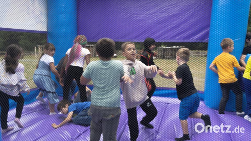 Sommerfest des Städtischen Kinderhorts Erbendorf: In der Hüpfburg war Spaß angesagt. Bild: rw