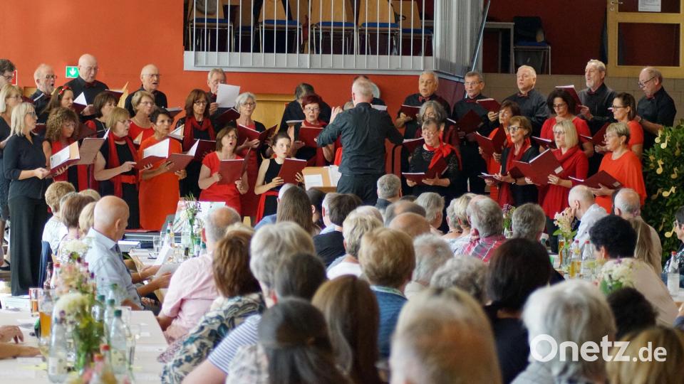 Der gemischte Chor des Männergesangvereins Auerbach bei seinem Auftritt. Bild: jma