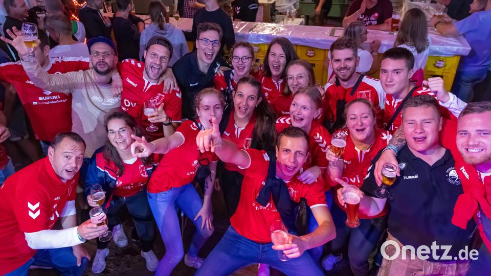 Bereits seit 1987 nehmen die Damen und Herren des TV Oberflockenbach am Turnier teil. Die Wiedersehensfreude ist jedes Mal riesengroß. Bild: Guenter Uschold