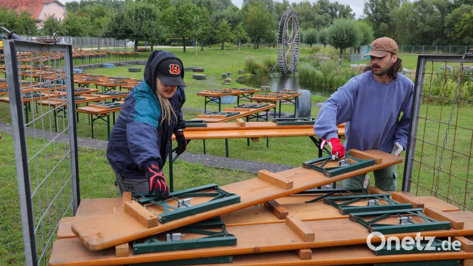Der Aufbau für das Festival &quot;Sommer in der Stadt&quot; im Amberger Landesgartenschaugelände war am Mittwoch von Regen begleitet. Bild: Wolfgang Steinbacher