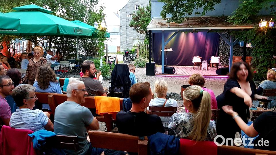 Das Kabarettduo „Die Puderdose“, Claudia Schuma und Irene Weber, auf der Kulturbühne im &quot;Parapluie&quot;. Bild: Sabine Mende/exb