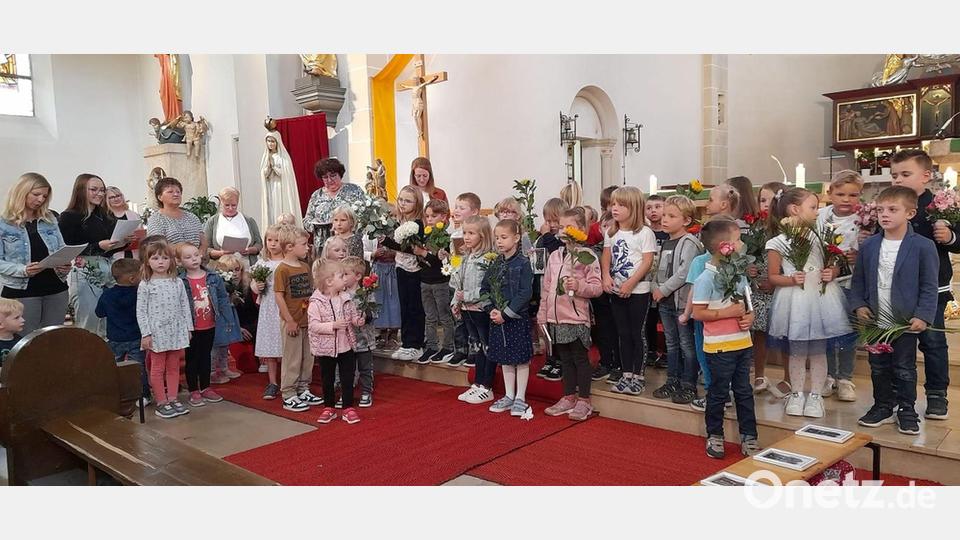 Die künftigen Schulkinder nahmen Abschied von ihrem Kinderhaus St. Hedwig in Mitterteich. Bild: Kindergarten St. Hedwig/exb