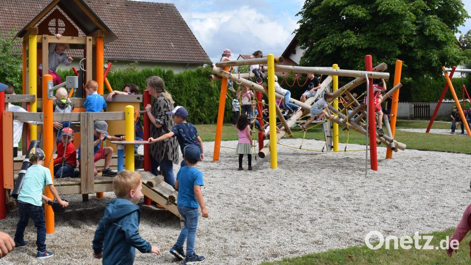 Der neu gestaltete Spielplatz in der Von-Rieneck-Straße wird von den Kindern gut angenommen. Bild: bnr