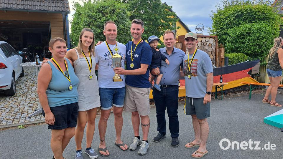 Die siegreichen Erwachsenen: (von links) Monika Gosslau, Lia Ziegler, Johannes Kraus und William Derma, Christian Porsch mit Sohn David sowie Kyle Marshall. Bild: Lothar Ziegler/exb