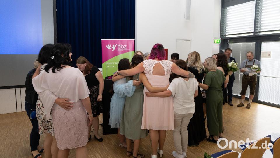 Emotionale Momente bei der Abschlußfeier der Bereufsfachschule für Pflege Bild: Roland Wellenhoefer