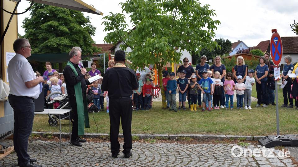 Pater Georg und Diakon Jürgen Weich erteilten dem Spielplatz den kirchlichen Segen. Bild: bnr