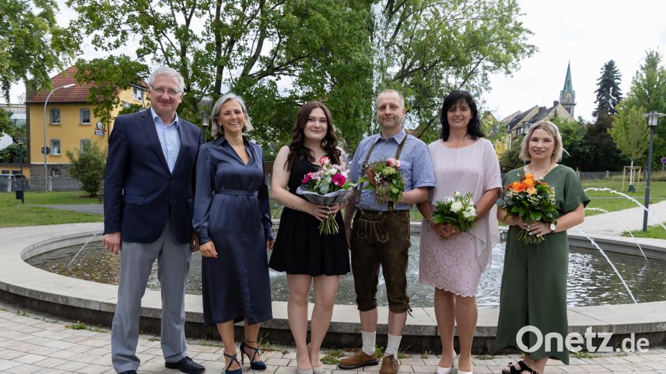 Bürgermeister Johannes Reger (links) und Schulleiterin Beatrix Kempf (Zweite von links) gratulierten den Jahrgangsbesten Christine Filbinger (Zweite von rechts), Marina Schwer (rechts), Laura Lauton (Dritte von links) und Patrick Wagner (Dritter von rechts). Bild: Roland Wellenhoefer