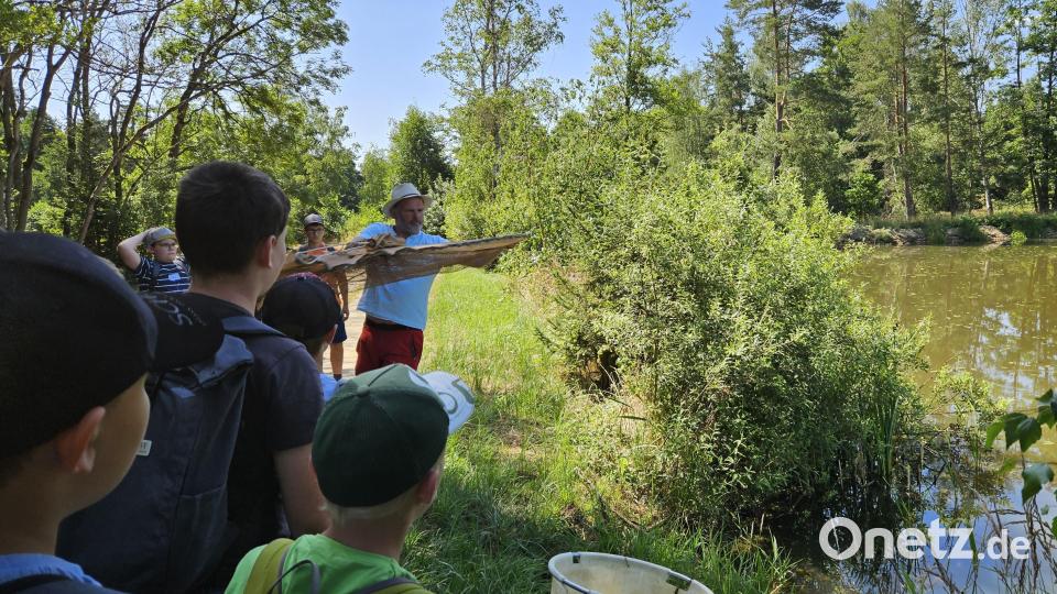 Den Betrieb von Teichwirt Thomas Beer besuchten die Fünftklässler der Realschule im Stiftland. Bild: Birgit Plößner/exb