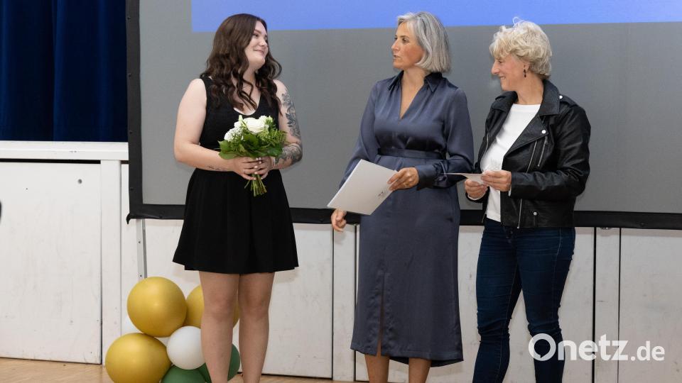 Eine der Jahrgangsbesten war Laura Lauton mit einem Notendurchschnitt von 1,33. Klassenleiterin Martina Klöble (rechts) und Schulleiterin Beatrix Kempf gratulierten. Bild: Roland Wellenhoefer