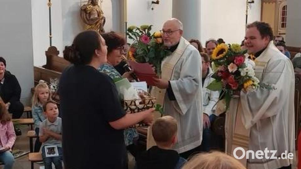Abschied von Pfarrer Witt und von Kaplan Schmid. Bild: Kindergarten St. Hedwig/exb