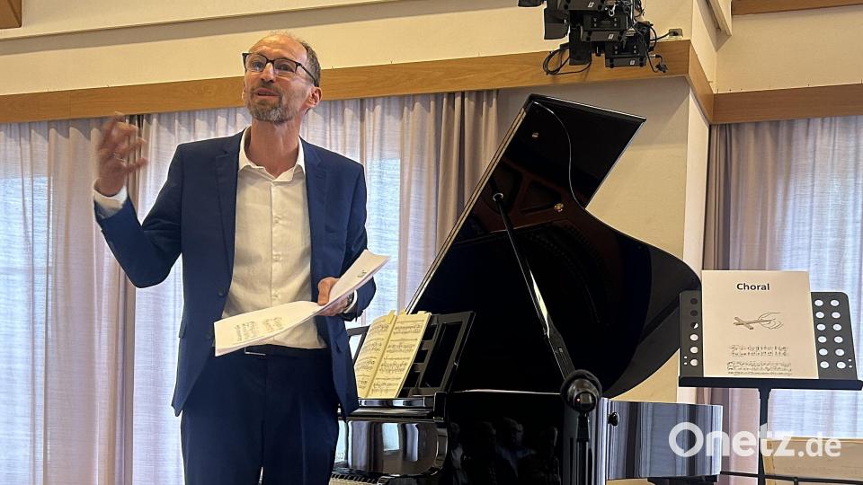 Wichtige und hilfreiche Hinweise erhielten die Besucher vor dem Konzert aus erster Hand vom Pianisten Dr. Stefan Daubner. Bild: Michael Daubner