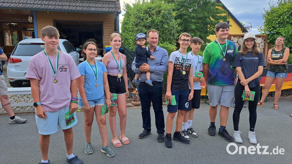 Siegerehrung der Kinder: (von links) Brennan Firely, Tamina Bayer, Hannah Kraus, Bürgermeister Christian Porsch mit Sohn David, Timo Bayer, Paul Schreml und Valentin Dötsch sowie Laura Seebauer Bild: Lothar Ziegler/exb