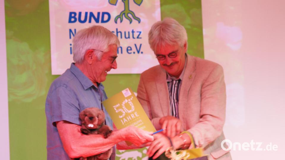 Richard Mergner, Landesvorsitzender des Bund Naturschutz (rechts), beglückwünscht den Vorsitzenden der Kreisgruppe Amberg-Sulzbach zum 50. Geburtstag der Kreisgruppe. Bild: Bund Naturschutz/exb