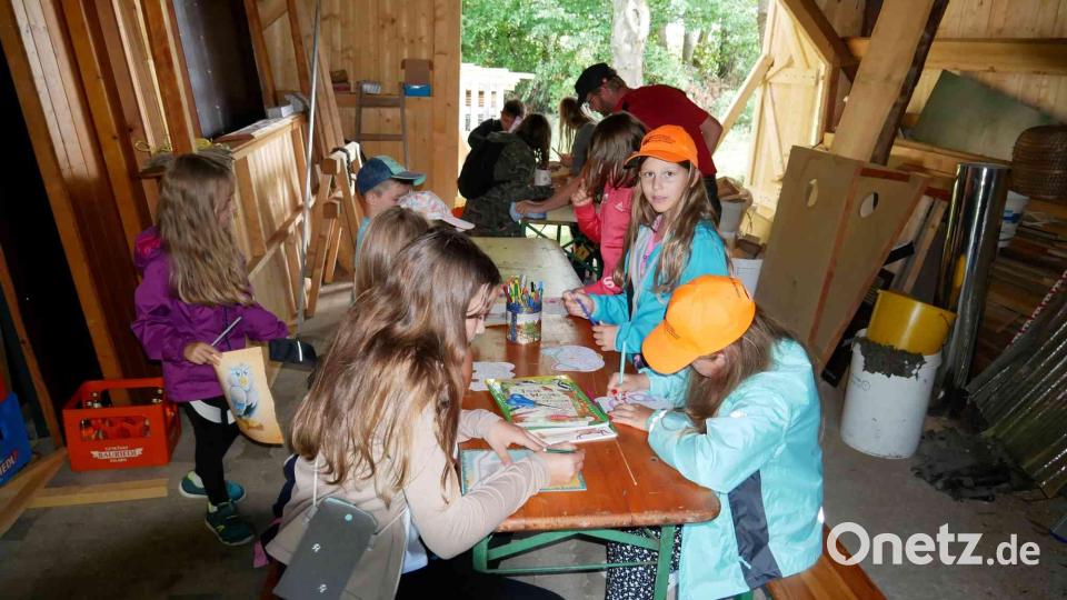 Im neu sanierten Schuppen treffen sich die Kinder zum Malen. Bild: gz