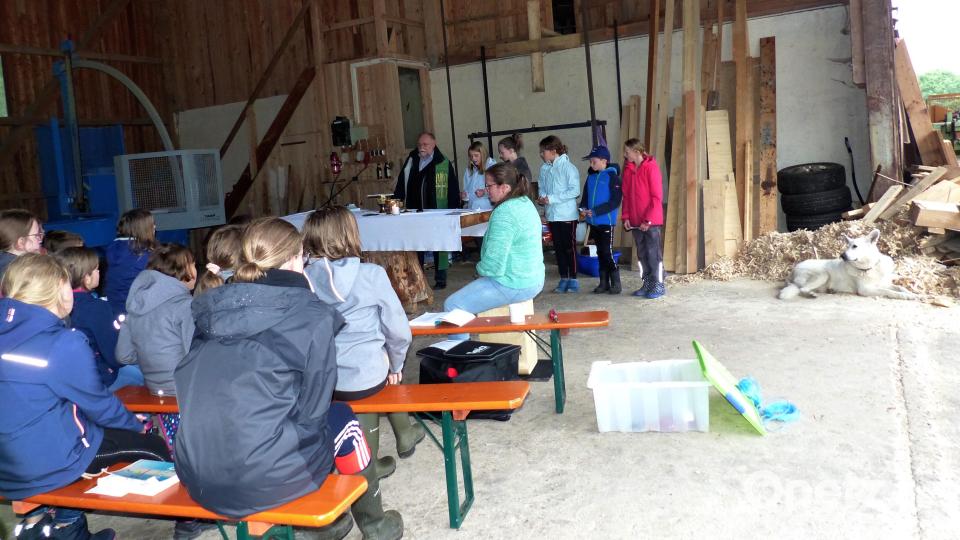 Ministranten trugen am Holzaltar die Fürbitten vor und auch der Hofhund (rechts) hörte zu Bild: sl