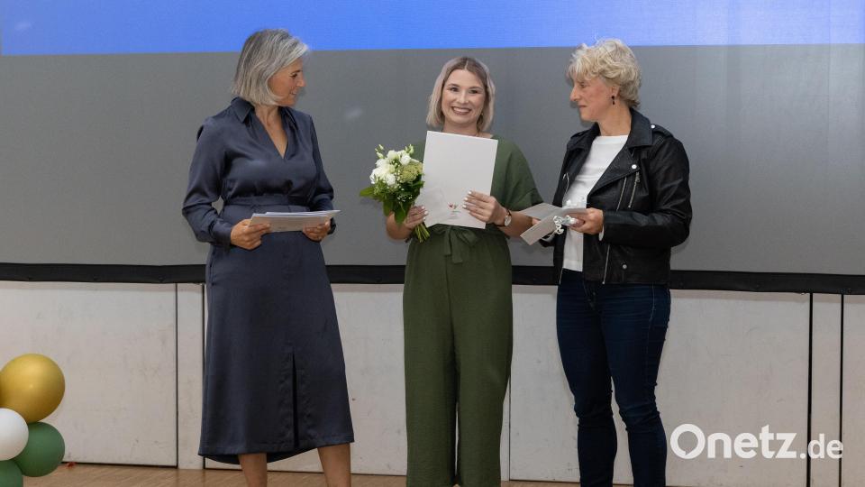 Eine der Jahrgangsbesten war Marina Schwer mit einem Notendurchschnitt von 1,25. Klassenleiterin Martina Klöble (rechts) und Schulleiterin Beatrix Kempf gratulierten. Bild: Roland Wellenhoefer