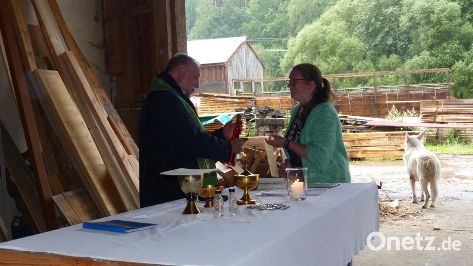Theresa Glaser dankt im Namen der Jugendlichen Pfarrer Alfons Forster, dass er sich Zeit nahm, um gemeinsam die Messe zu feiern. Bild: sl
