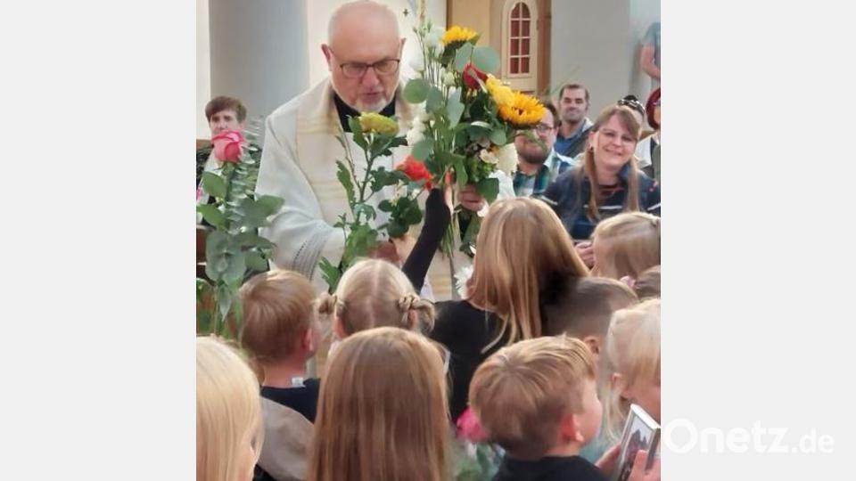 Abschied von Stadtpfarrer Anton Witt. Bild: Kindergarten St. Hedwig/exb