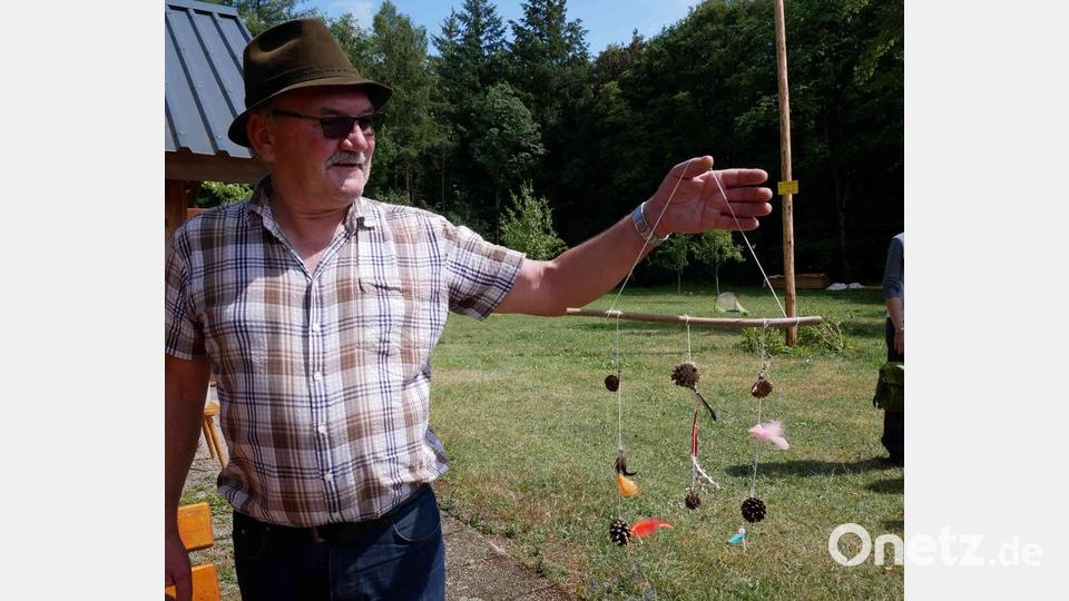 Vorsitzender Johann Bruckner zeigt ein fertiges Windspiel. Bild: gz