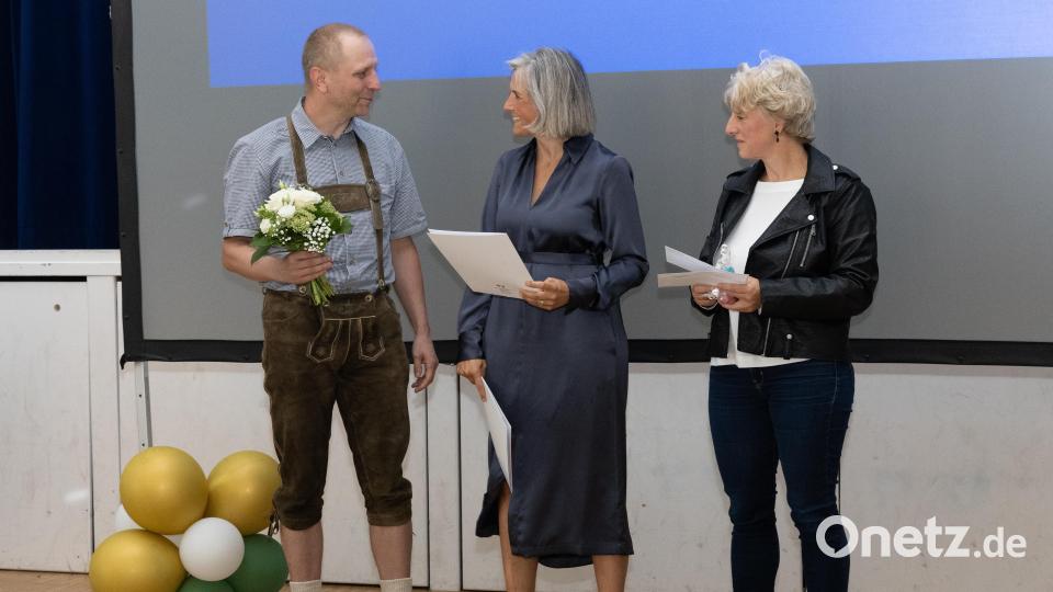 Einer der Jahrgangsbesten war Patrick Wagner mit einem Notendurchschnitt von 1,33. Klassenleiterin Martina Klöble (rechts) und Schulleiterin Beatrix Kempf gratulierten. Bild: Roland Wellenhoefer