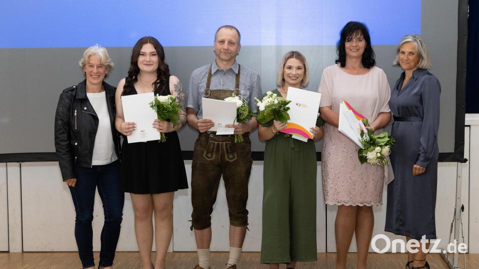 Die Klassenbesten: Laura Lauton, Patrick Wagner, Marina Schwer und Christine Filbinger. Es gratulierten Klassenleiterin Martin Klöble (rechts) und Schulleiterin Beatrix Kempf. Bild: Roland Wellenhoefer