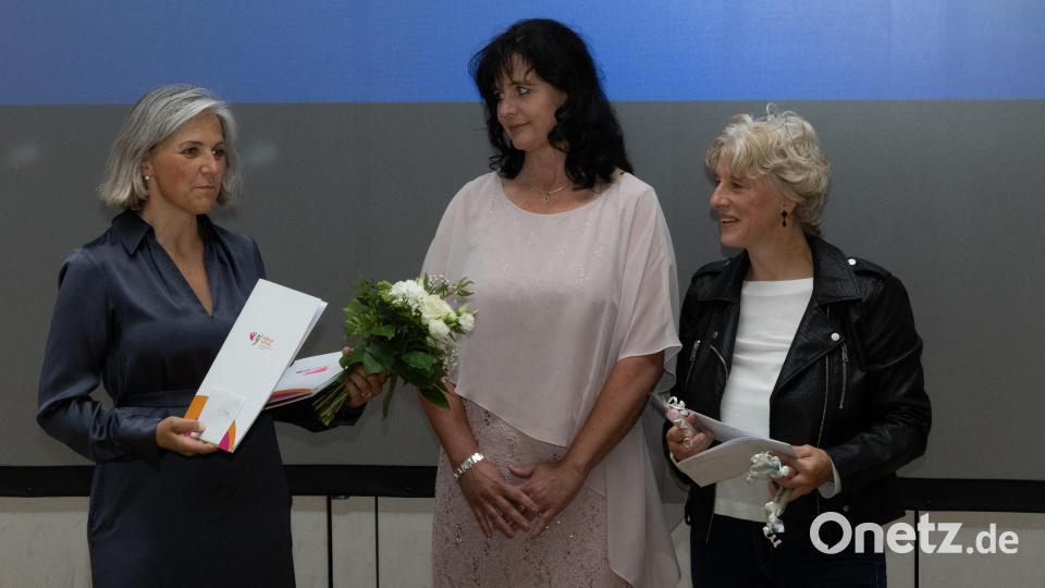 Jahrgangsbeste Christine Filbinger (Mitte) mit einem Notendurchschnitt von 1,16. Klassenleiterin Martina Klöble (rechts) und Schulleiterin Beatrix Kempf gratulierten. Bild: Roland Wellenhoefer