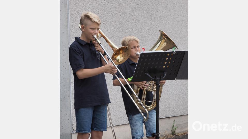 Bariton-Schüler Toni spielt mit Posaunen-Schüler Quirin &quot;Santa Lucia&quot;. Bild: sak