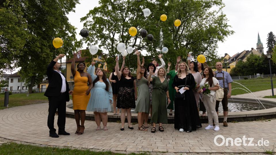 Nach der Zeugnisvergabe ließen die Absolventen Luftballons steigen. Ein symbolischer Akt des Aufbruchs in ein neues Kapitel im Leben der frischgebackenen Pflegekräfte.. Bild: Roland Wellenhoefer