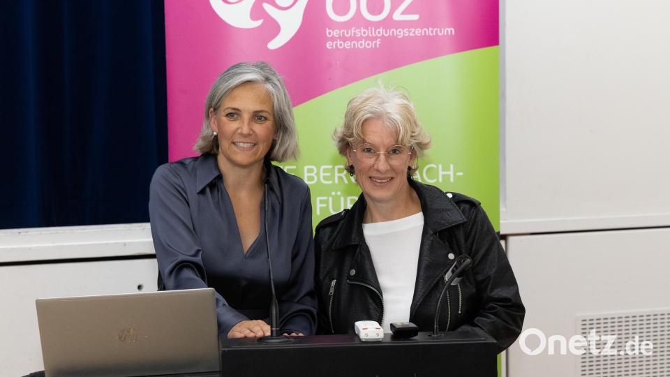 Schulleiterin Beatrix Kempf (links) und Klassenleiterin Martina Klöble (rechts). Bild: Roland Wellenhoefer