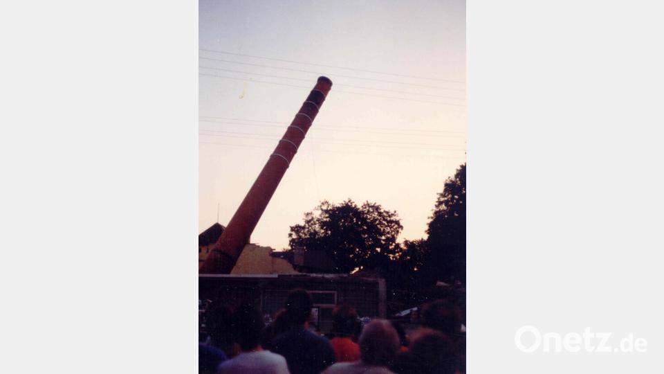 Am 6. August 1993 fiel der Kamin der Löwenbrauerei Grafenwöhr im Beisein vieler Schaulustiger. Bild: Archiv: Kultur- und Militärmuseum/exb
