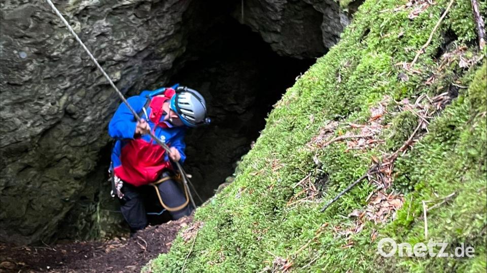 Spezialkräfte der Amberger Bergwacht haben sich zu den Eingeschlossenen abgeseilt und sie aus ihrer Notlage befreit. Bild: Bergwacht Frankenjura/exb