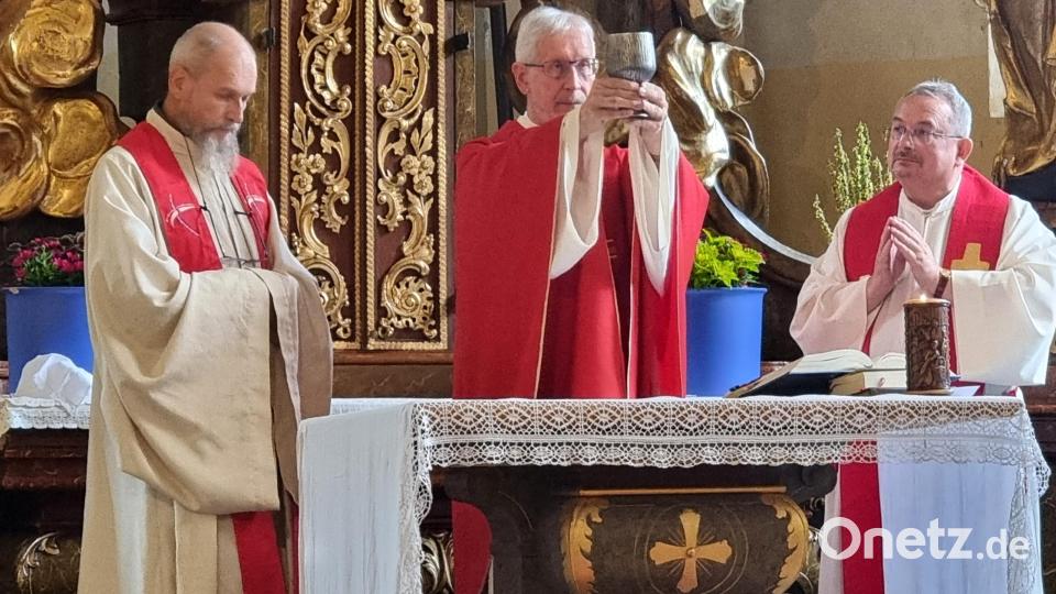 Zum 33. Jakobifest zelebrierten die drei Priester Pfarrer Klaus Öhrlein (links), Pfarrer Klaus Kniffki (Mitte) und Pfarrer Jiri Majkov (rechts) die Messe. Bild: Berthold Henn/exb