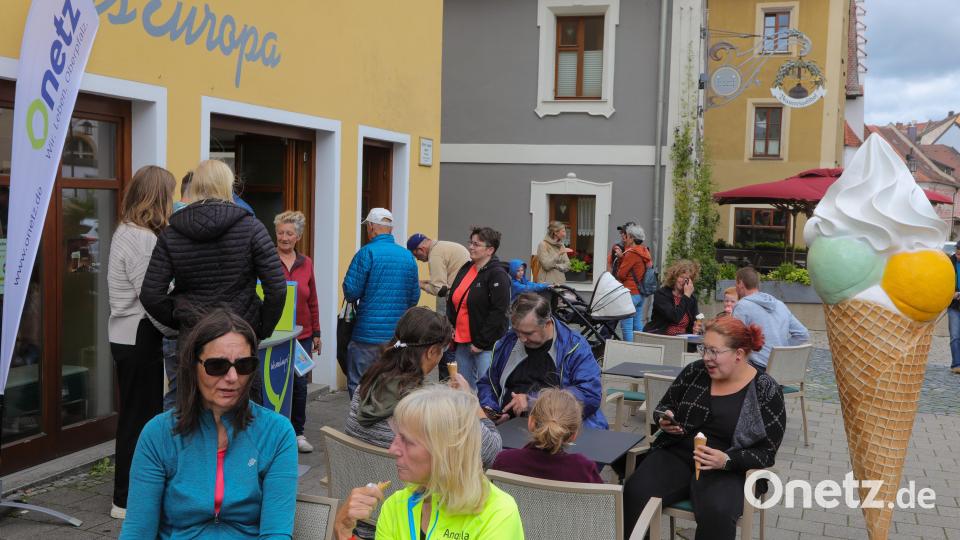 Trotz Wind und Bewölkung: Bei der Eistournee von Oberpfalz-Medien in Sulzbach-Rosenberg war viel los – wenn auch nicht ganz so viel wie letztes Jahr, da hatte es wolkenblauen Himmel bei hochsommerlichen Temperaturen. Bild: Wolfgang Steinbacher