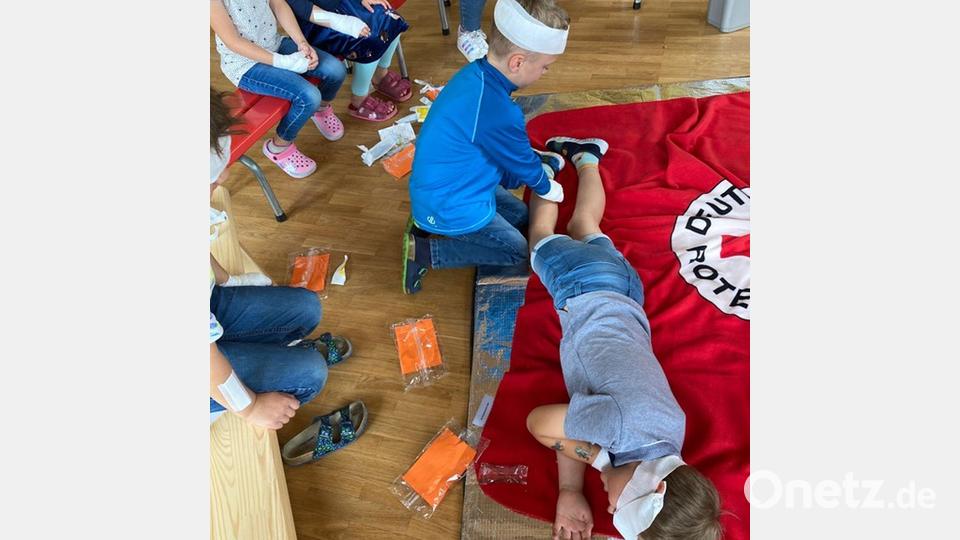 Auch die stabile Seitenlage war Thema im Kurs. Bild: Kindergarten Piccolino/exb