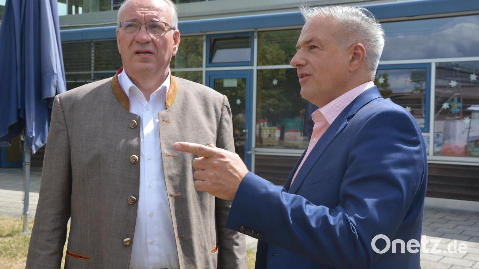 Landrat Roland Grillmeier (rechts) und Bezirkstagspräsident Franz Löffler im Gespräch. Bild: jr