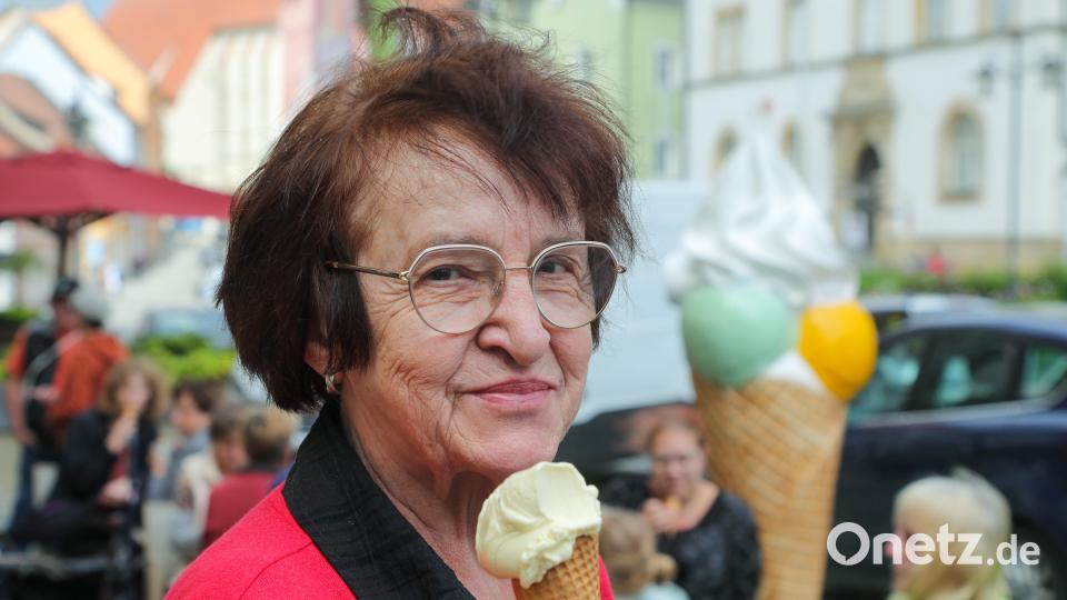 Helga Lehnerer aus Amberg mag am liebsten Vanilleeis. &quot;Die Eisaktion könnte es ruhig zweimal im Jahr geben&quot;, sagt sie. Bild: Wolfgang Steinbacher