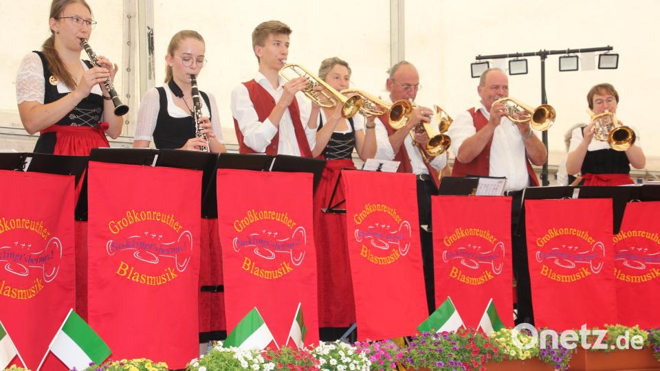 Die Blaskapelle Großkonreuth spielte an beiden Tagen beim Treffen des Heimatkreises Plan-Weseritz im Festzelt auf. Bild: kro