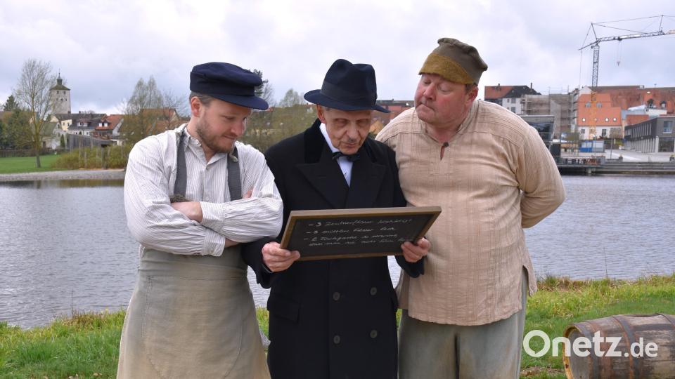 Eine Szene der Historischen Stadtführungen in Tirschenreuth spielte vor der Kulisse des Stadtteiches. Bei den 13 Führungen in diesem Jahr waren 325 Teilnehmer dabei. Bild: ubb