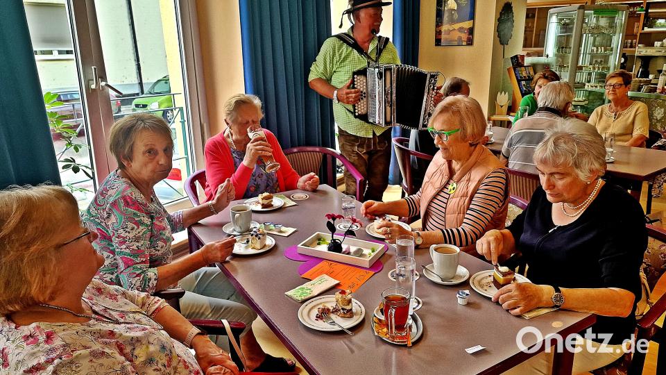 Bei Kaffee und Kuchen unterhält Franz Harrer mit zünftiger Volksmusik. Bild: R. Kreuzer