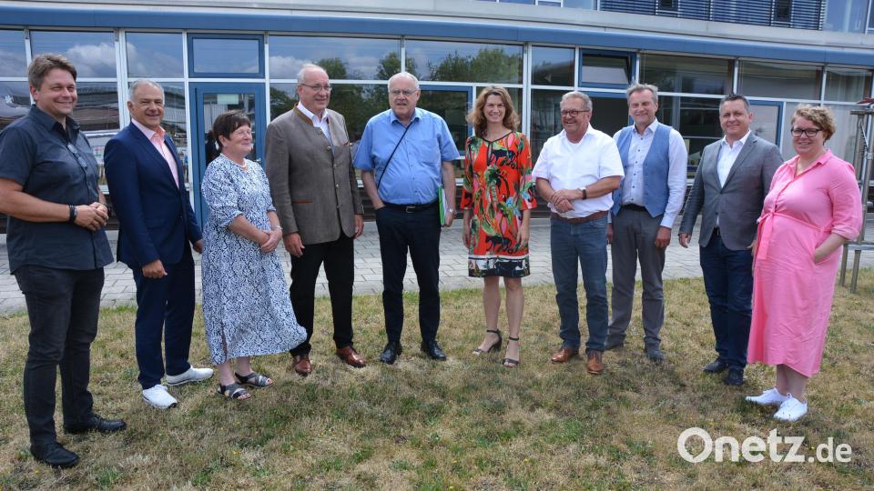 Bei dem Gespräch waren (von links) Thomas Hammer (Sprecher der Oberpfälzer PSAGen), Landrat Roland Grillmeier, Bezirksrätin Gabriele Bayer, Bezirkstagspräsident Franz Löffler, Bezirksrat Lothar Höher, Bezirksrätin Tanja Schweiger, Bezirksrat Martin Preuß, Lebenshilfe-Geschäftsführer Berthold Kellner sowie Dr. Benedikt Schreiner und Marje Mülder (beide Bezirksverwaltung) dabei. Bild: jr