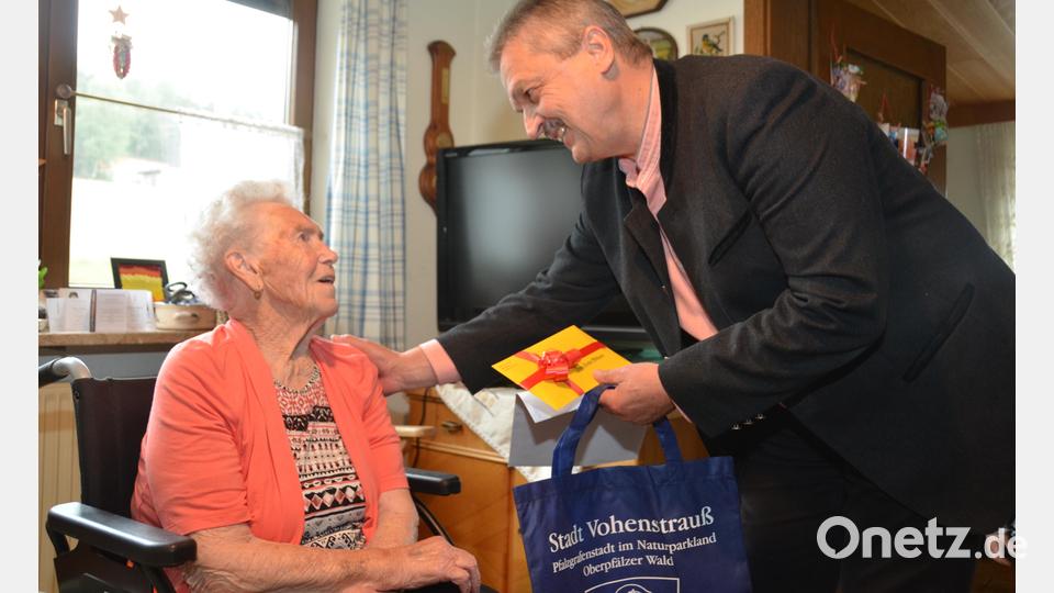"Kaum zu glauben, dass Sie 95 Jahre sind", sagt Bürgermeister Andreas Wutzlhofer anerkennend zu Jubilarin Cäcilia Mitlmeier. Bild: dob