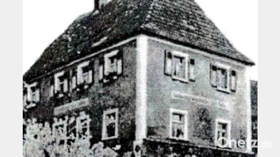 Bis 1875 wurden die 67 Werktagsschüler und 35 Feiertagsschüler aus Schmidgaden von Lehrer Johann Baptist Kraus im Obergeschoss des Fáwerhauses (Kolonialwaren Dobler) unterrichtet. Bild: Anna Dobler/exb