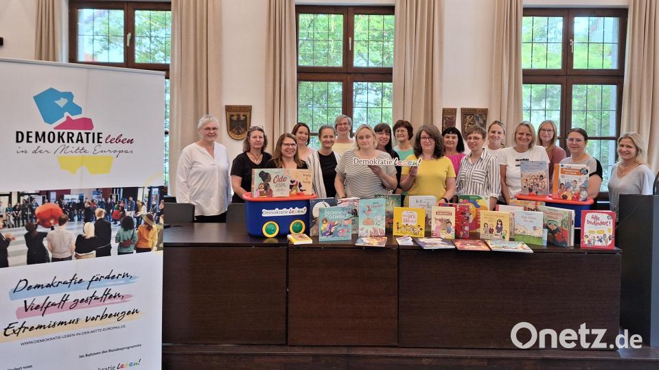Die Verantwortlichen rund um Doris Strötz (links) vom Jugendamt Tirschenreuth und Sonja Schmid von &quot;Demokratie leben&quot; (Sechste von links) stellten das Projekt den Leiterinnen der Kitas vor. Bild: Landratsamt Tirschenreuth, Fabrian Polster/exb