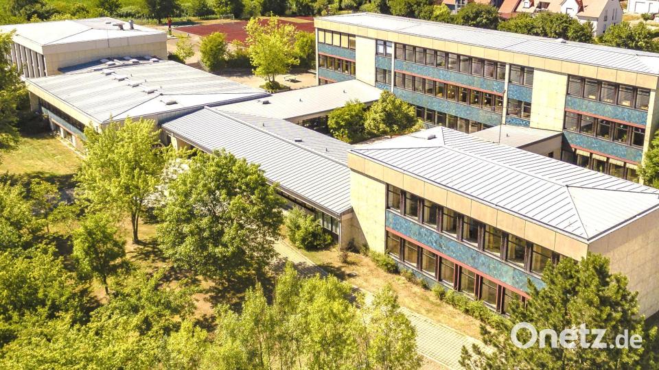 Die heutige Mittelschule wurde 1973 bezogen und nach der Gebietsreform von Hauptschülern der neuen Gemeinde Schmidgaden sowie aus der Gemeinde Fensterbach besucht. Bild: Martin Janz/exb