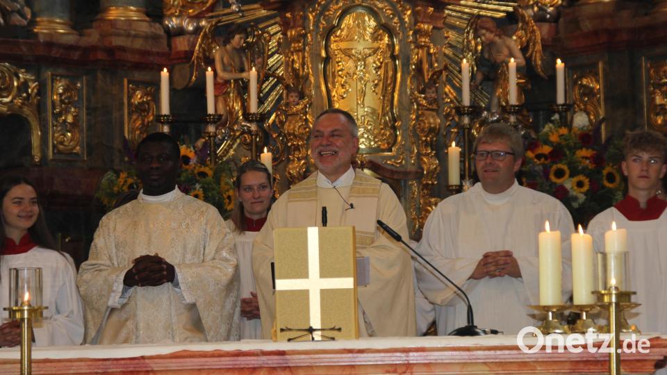 Nach 14 Jahren verlässt Pfarrer Josef Irlbacher (Mitte) die Pfarrei St. Vitus Schnaittenbach. Mit Pater Sylvester (links) und Pastoralreferent Stefan Dotzler (rechts) feierte er einen festlichen Abschiedsgottesdienst. Bild: ads